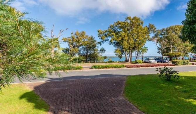 Bribie Beach House, Waterfront directly across the road - Solander Esp, Banksia Beach