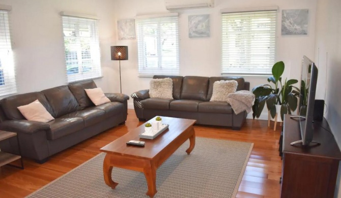 Spacious & Delightful 2 Bedroom House Near CBD