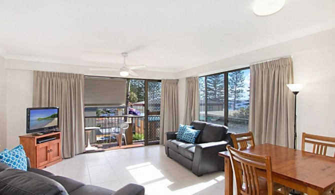 Cobden Court Unit 6 - 2 bedroom unit one street from the beach