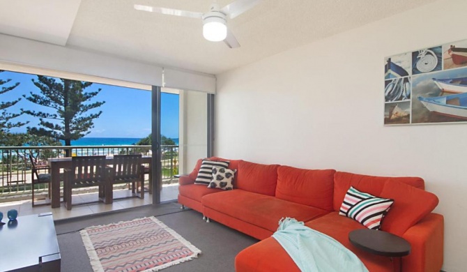 Kingston Court unit 7 - Right on the beach in Rainbow Bay, great location.