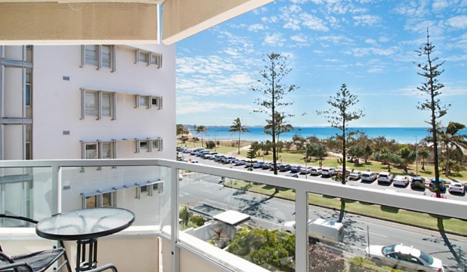 Kooringal Unit 9 - Great location opposite Greenmount Beach Coolangatta