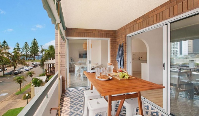 Maybury Unit 5 - Right in the heart of Rainbow Bay in Coolangatta
