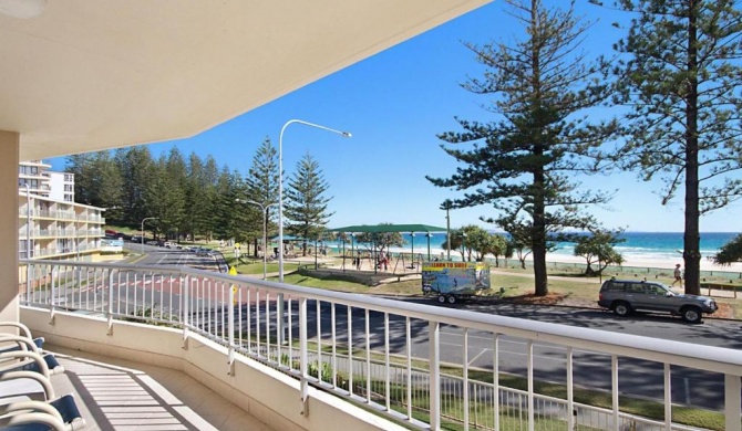 Rainbow Place unit 5 - Beachfront apartment in Rainbow Bay Coolangatta, Southern Gold Coast