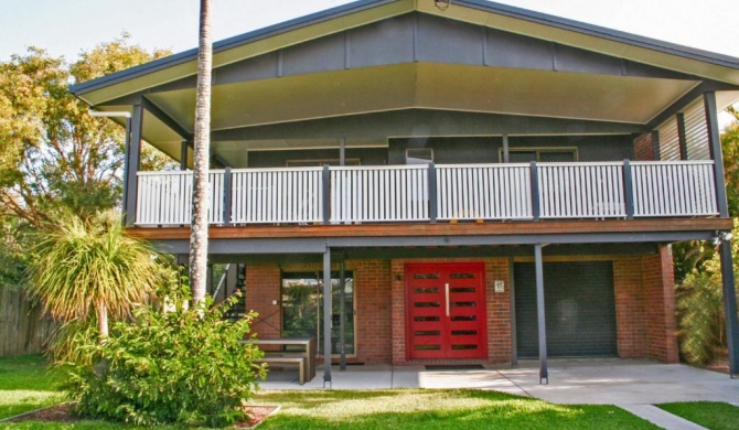 Red Door Beach House - Marcoola Beach - PET FRIENDLY, FOXTEL, WIFI, 500 BOND, Linen Supplied