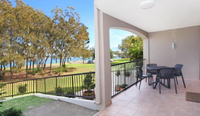 Beachport 14 - Newly Renovated 2 Bedroom Apt on Parkyn Parade with Aircon