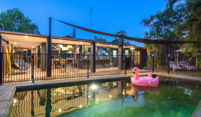 Cool Noosa Home. Central location. A/C. Gym. WIFI. Netflix