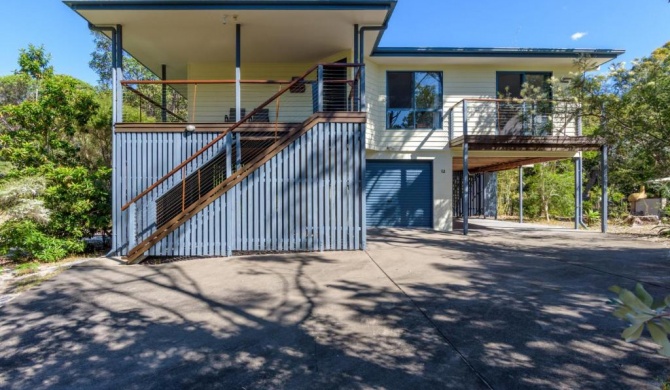 12 Ibis Court - Highset beach house with natural bushland gardens and covered decks