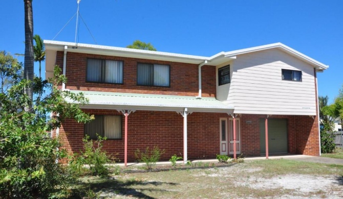 31 Bombala Crescent - Two storey home with covered outdoor deck, fully fenced backyard. Pet friendly