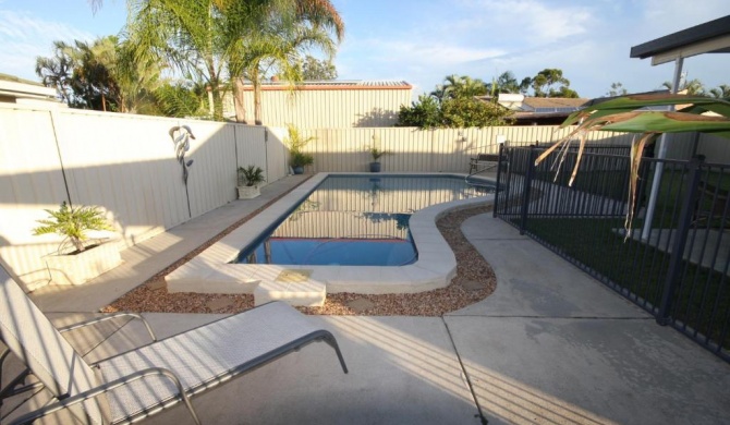 62 Tingira Close - Modern lowset home with swimming pool, outdoor area, ample parking. Pet friendly