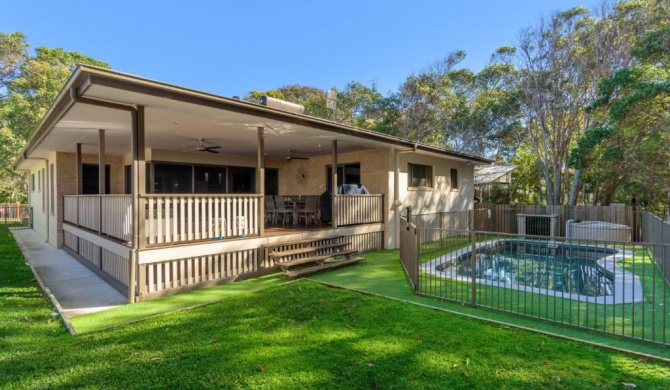 7 Ibis Court - Spacious family home with large outdoor area, swimming pool & ample parking