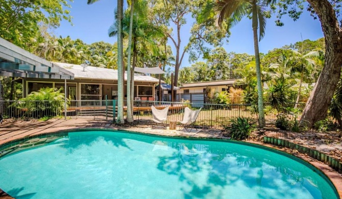 8 Satinwood Drive - Rainbow Shores, Architecturally Designed, Pool, Walk to Beach