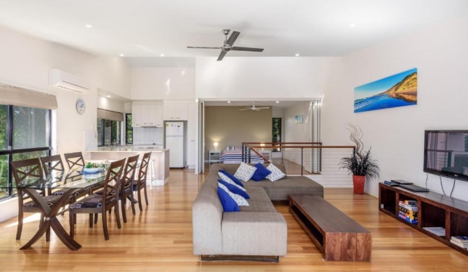 Unit 1 Rainbow Surf - Modern, two storey townhouse with large shared pool, close to beach and shop
