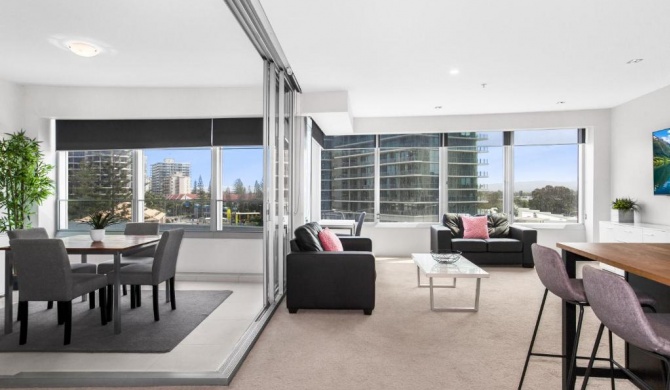 Sleek Suite in the Heart of Surfers Paradise