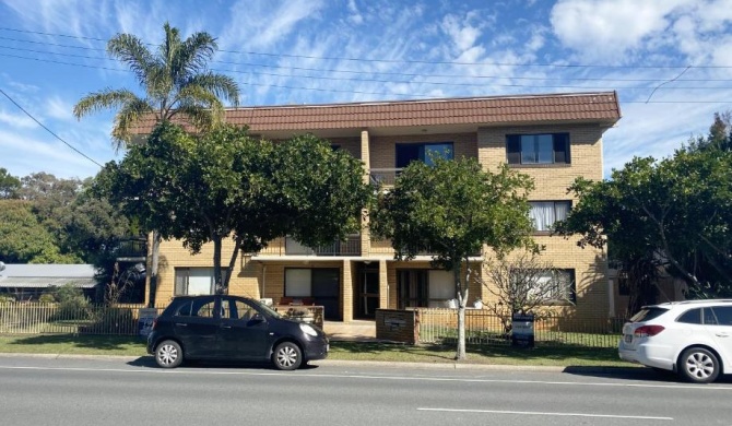 Sands Court on Boyd, Top floor 2 bedroom unit, seconds from the beach!