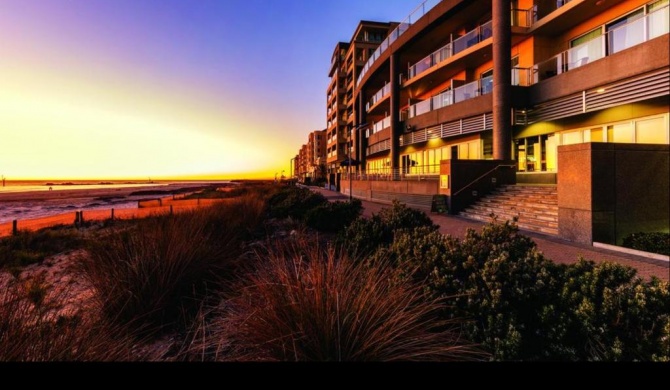 Glenelg Seaside Apartment - Free Car Park