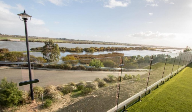 ‘Serenity’ and sweeping Murray River views