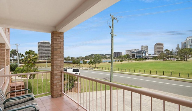 Tumut Unit 1 - Great unit in a central location to beaches, clubs and shopping
