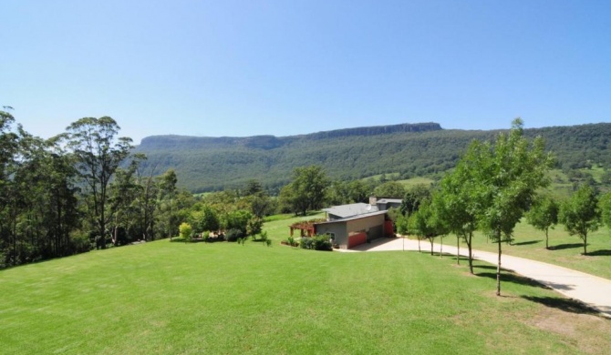 Bottlebrush Lodge - Great views and a pool!