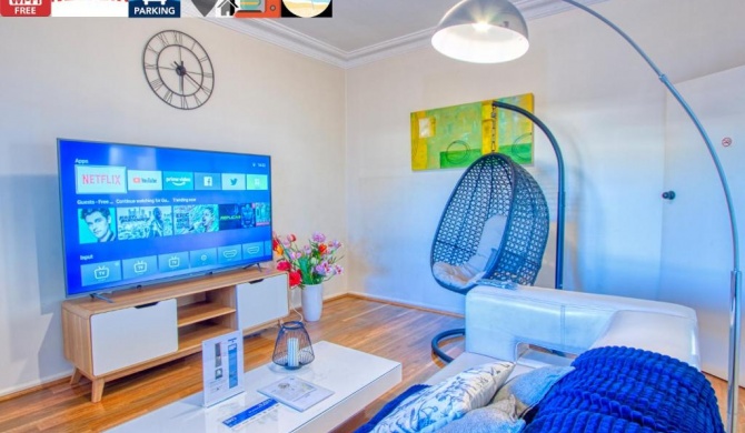 Wollongong station holiday house with Wi-Fi,75 Inch TV, Netflix,Parking,Beach